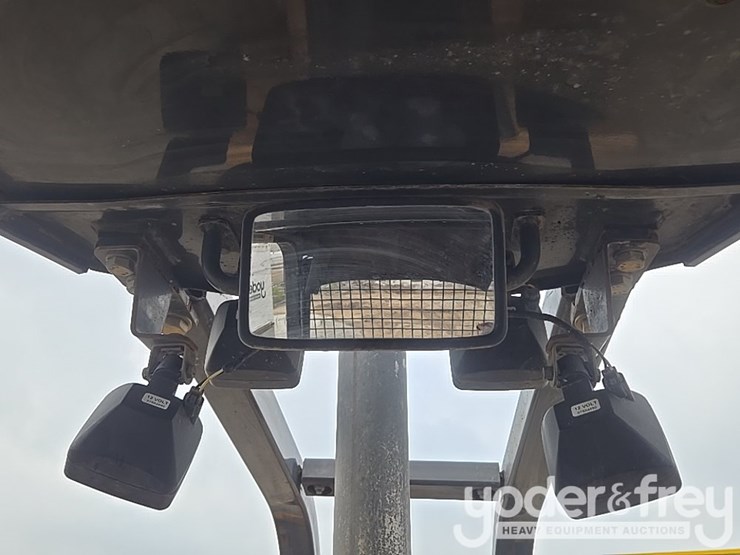 2017-case-650l-image-48