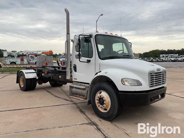 2010-freightliner-m2-106-image-3