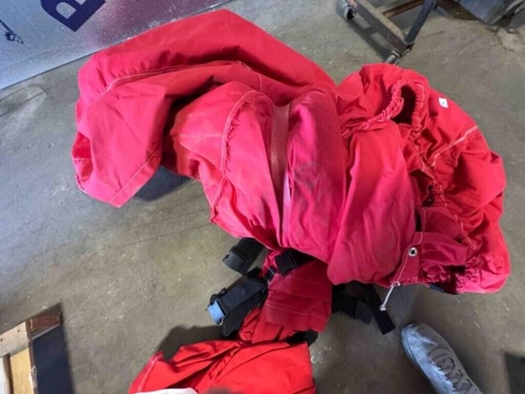 red-boat-tarp-16'-with-console-image-3