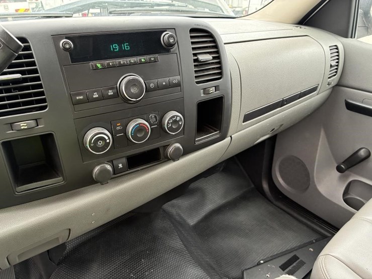 2011-chevrolet-silverado-2500-image-16