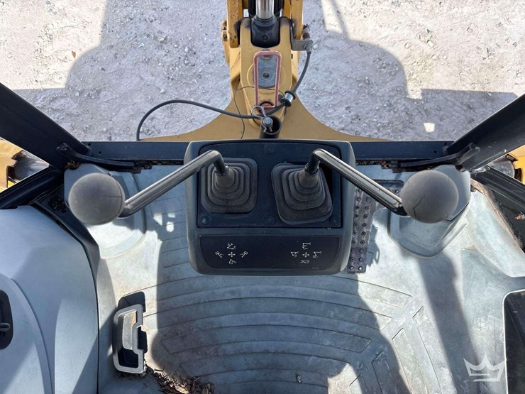 2015-caterpillar-416f-image-41