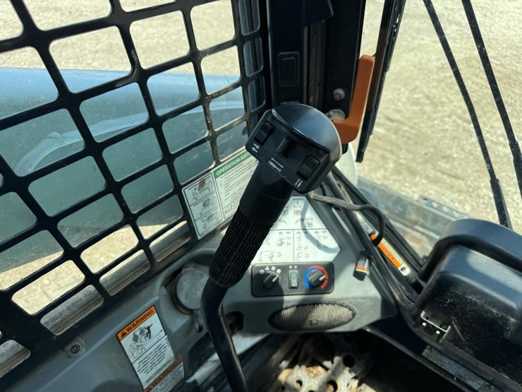 2023-bobcat-t770-image-30