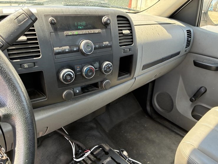 2011-chevrolet-silverado-2500-image-17