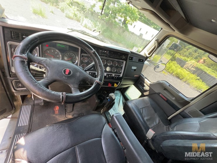 2011-kenworth-t800w-image-16