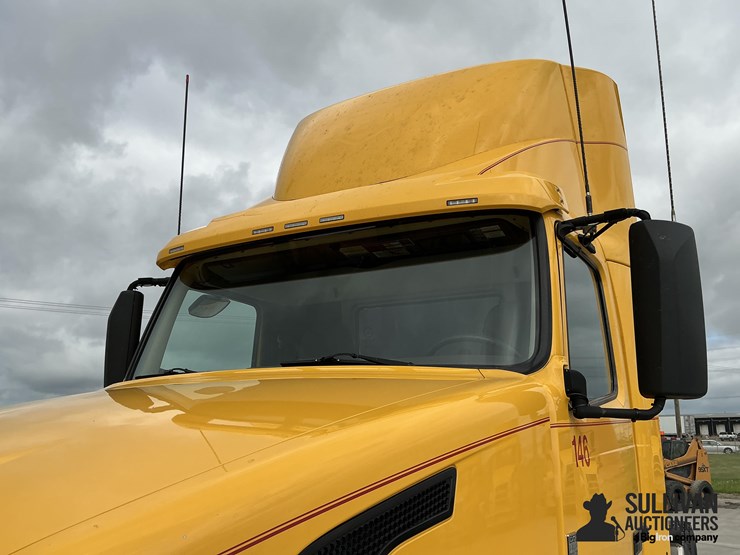 2015-volvo-vnl64t300-image-11