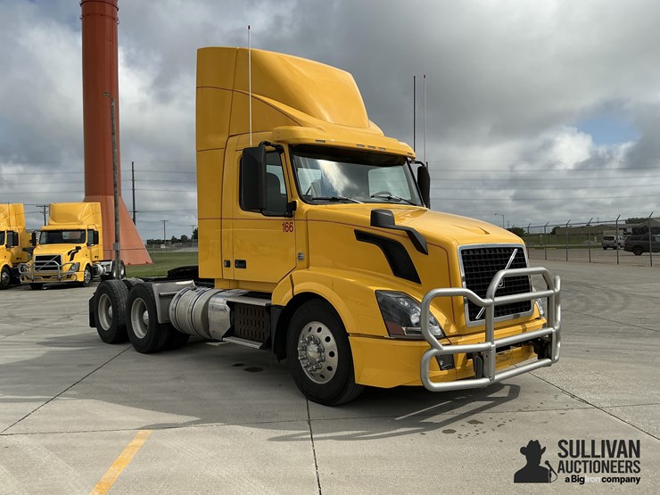 2017-volvo-vnl64t300-image-3