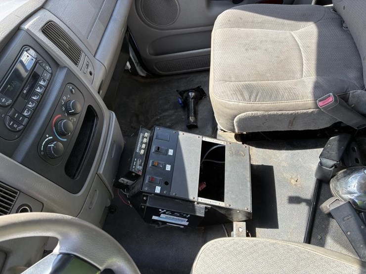 2005-dodge-2500-image-17