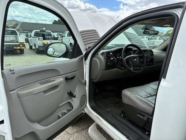 2011-chevrolet-silverado-2500-image-12