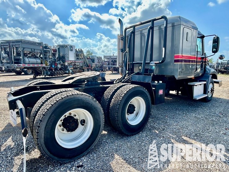 (x)-(8-92)-2005-mack-cx613-t/a-wet-kit-truck-tract...-image-3