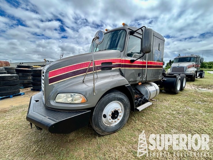 (x)-(9-31)-2009-mack-mp7-t/a-wet-kit-truck-tractor...-image-1