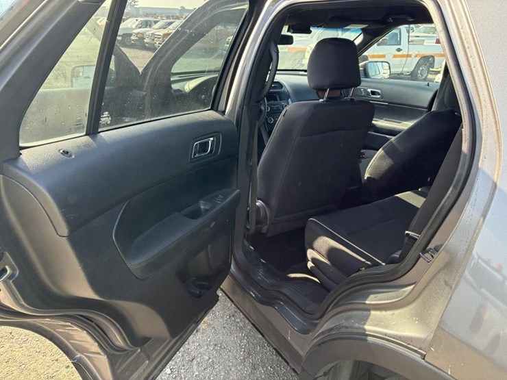2016-ford-explorer-image-12