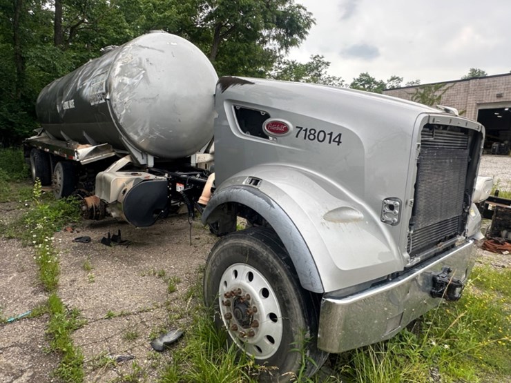 2019-peterbilt-567-image-2