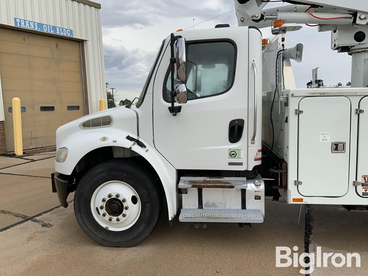 2010-freightliner-m2-106-image-10