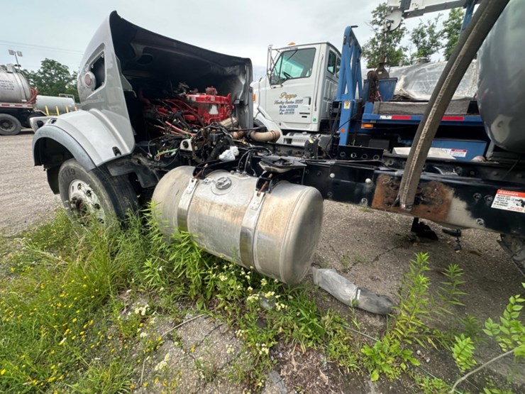 2019-peterbilt-567-image-10