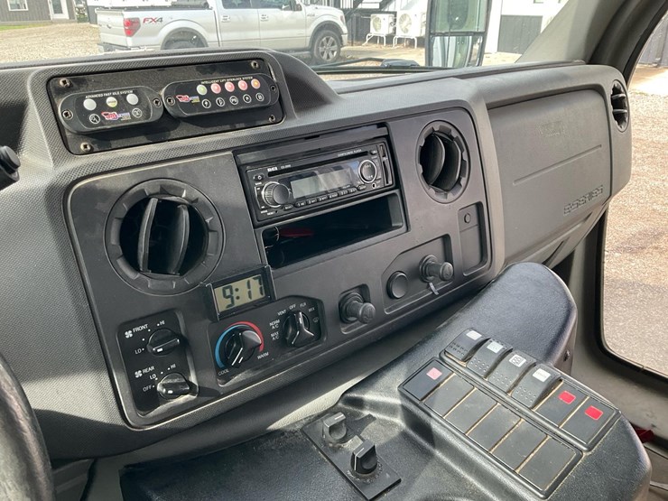 2010-ford-e350-image-34