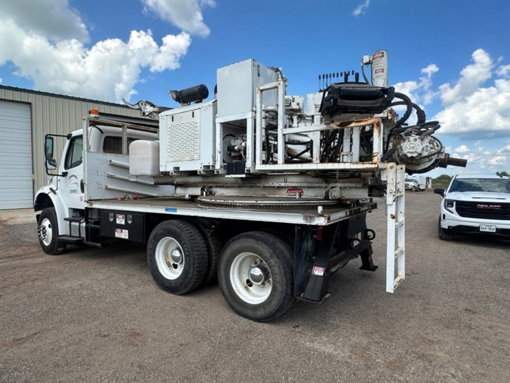2014-freightliner-m2-106-image-8