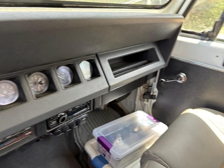 1991-jeep-wrangler-image-8
