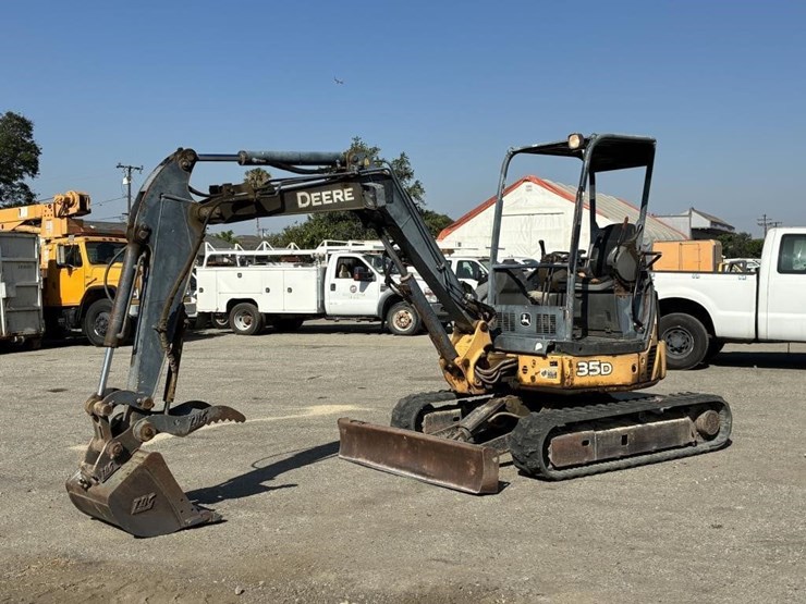 2005-deere-35d-image-1