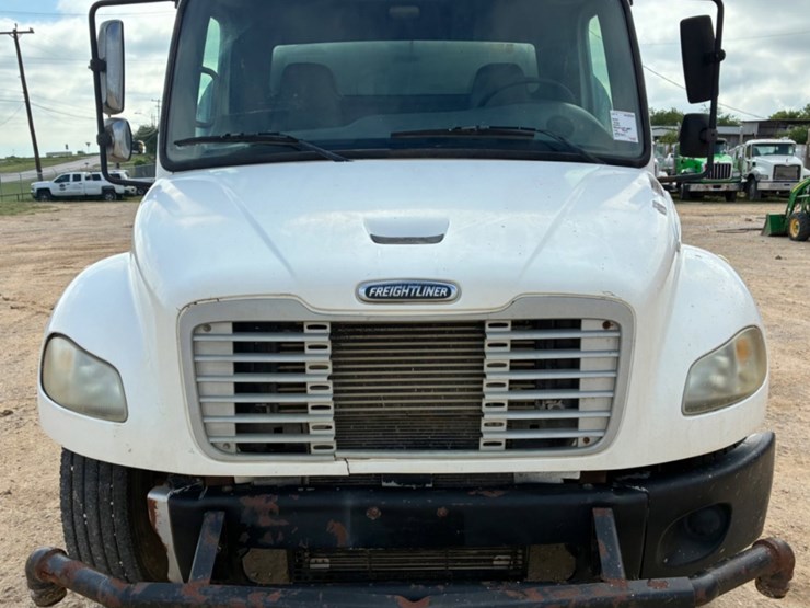 2006-freightliner-m2-106-image-2