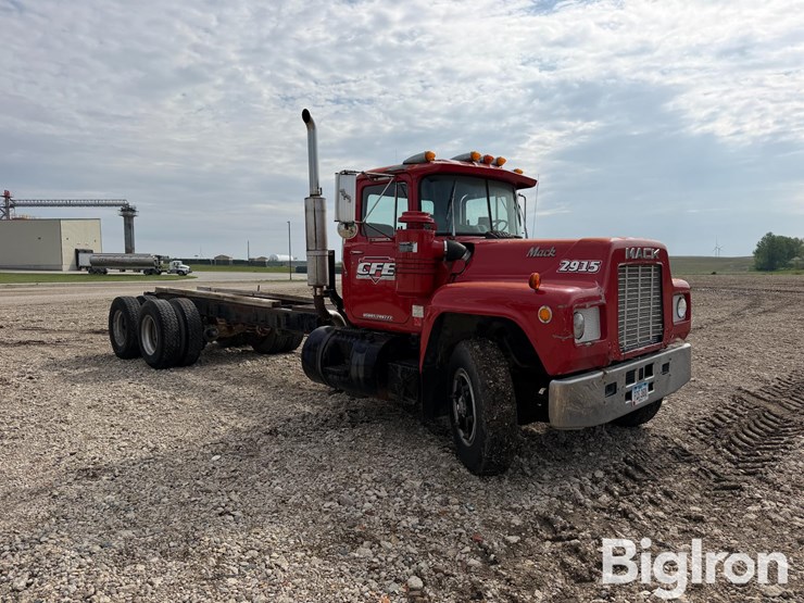 1984-mack-r686st-image-3