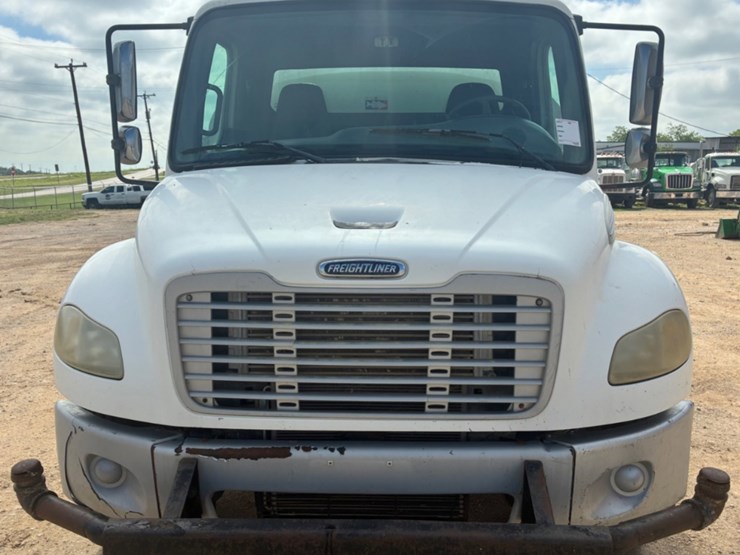2006-freightliner-m2-106-image-2