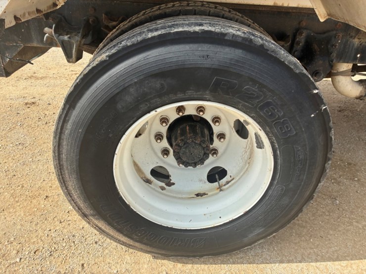 2006-freightliner-m2-106-image-11