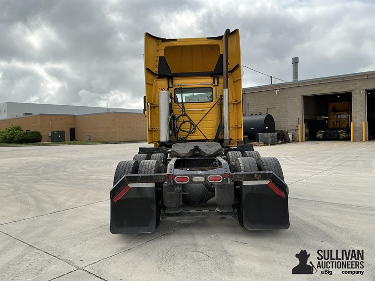 2016-volvo-vnl64t300-image-6