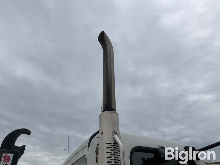 2010-freightliner-m2-106-image-19