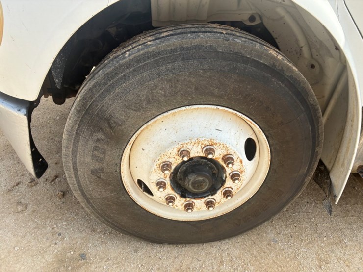 2006-freightliner-m2-106-image-9