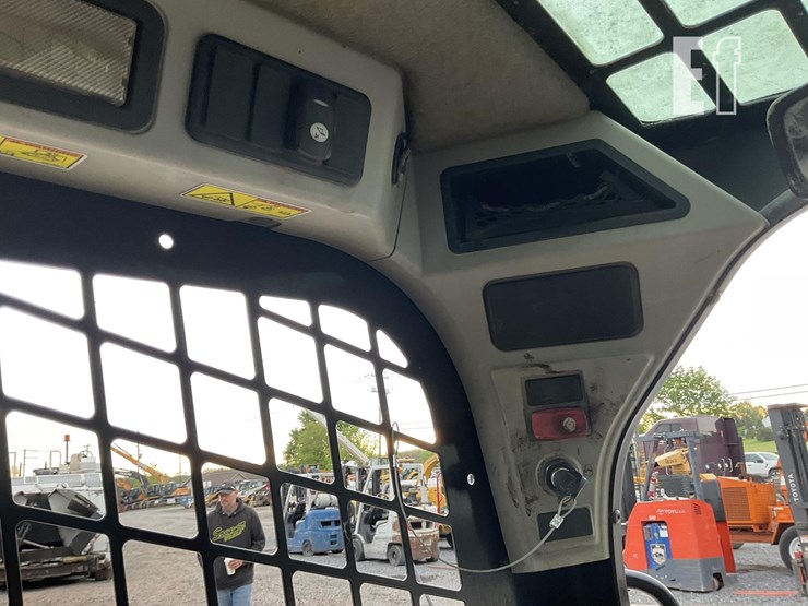 2014-caterpillar-242d-image-14