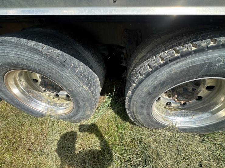 2010-peterbilt-367-image-14