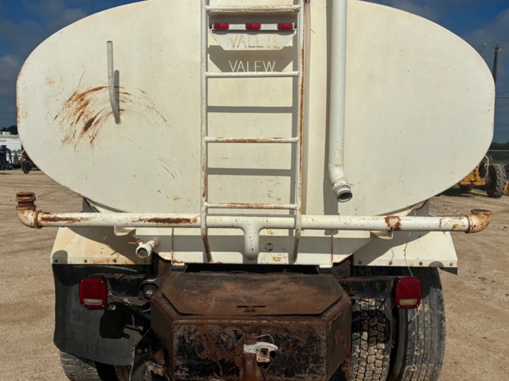 2006-freightliner-m2-106-image-5