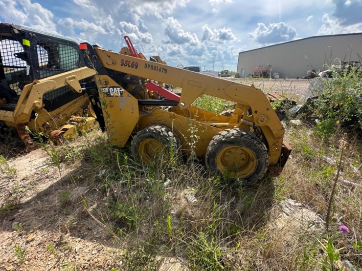 2019-caterpillar-232d-image-1