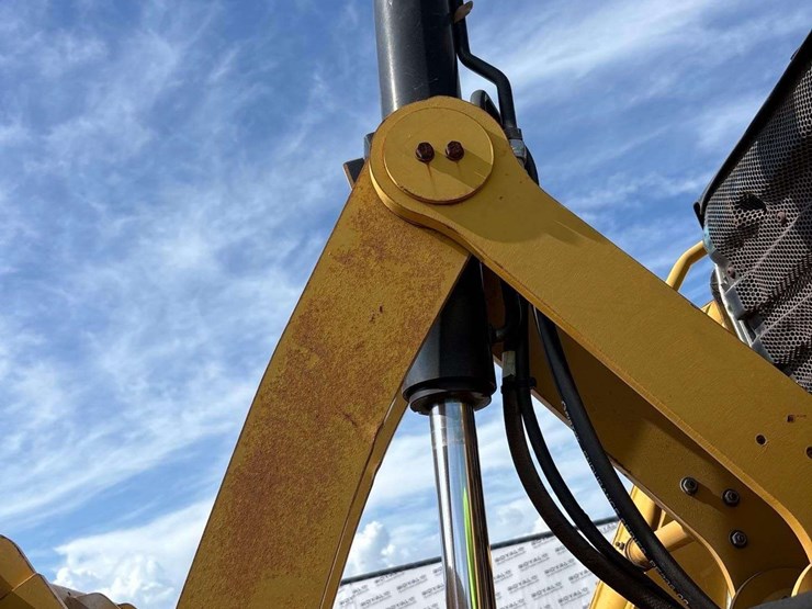2015-caterpillar-416f-image-12
