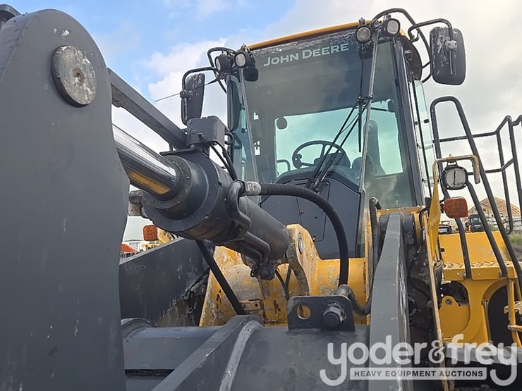 2019-deere-724k-image-22