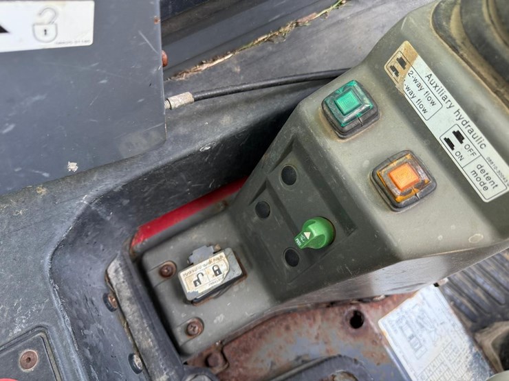 takeuchi-tl240-image-25