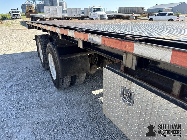 2001-peterbilt-330-image-19