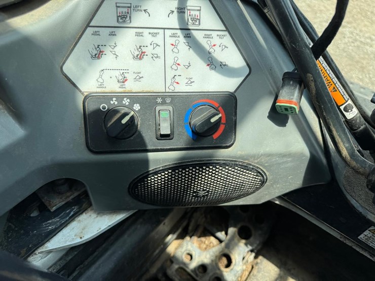 2023-bobcat-t770-image-31