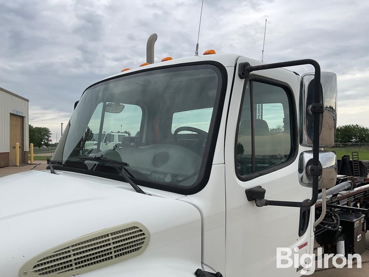 2010-freightliner-m2-106-image-9
