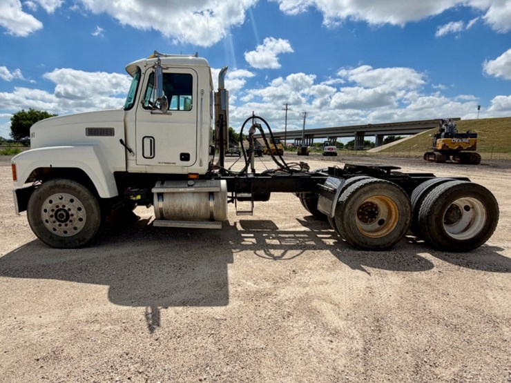 2001-mack-ch613-image-8