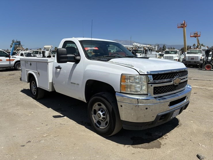 2011-chevrolet-silverado-2500-image-2