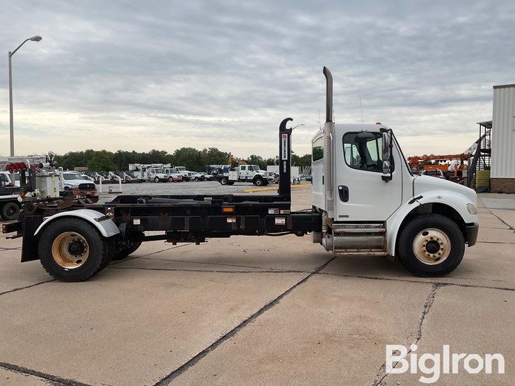 2010-freightliner-m2-106-image-4