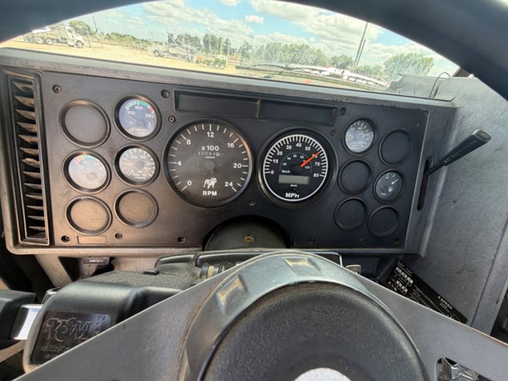 2001-mack-ch613-image-16