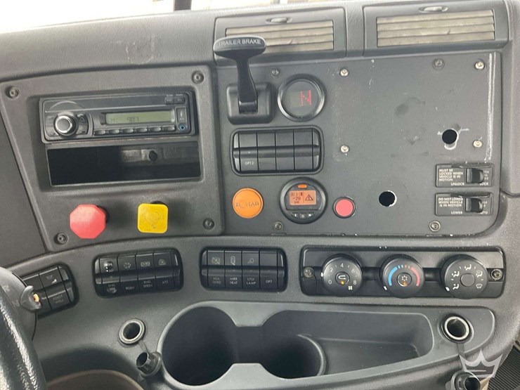 2017-freightliner-cascadia-125-image-18
