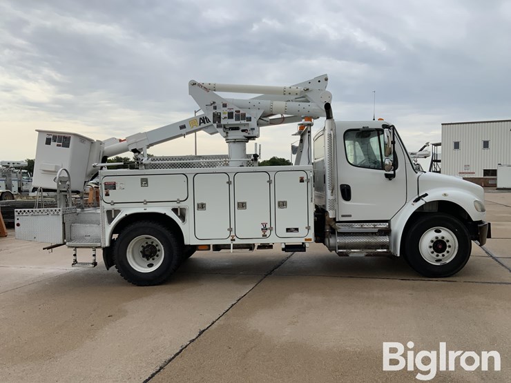 2010-freightliner-m2-106-image-4