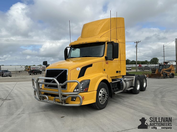 2015-volvo-vnl64t300-image-1