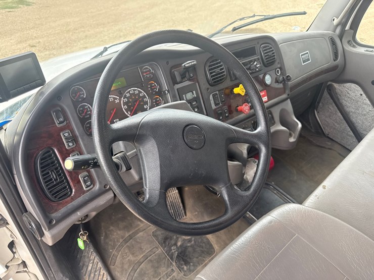 2020-freightliner-m2-106-image-54