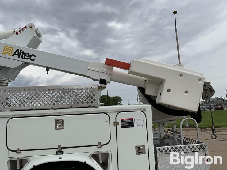 2010-freightliner-m2-106-image-12