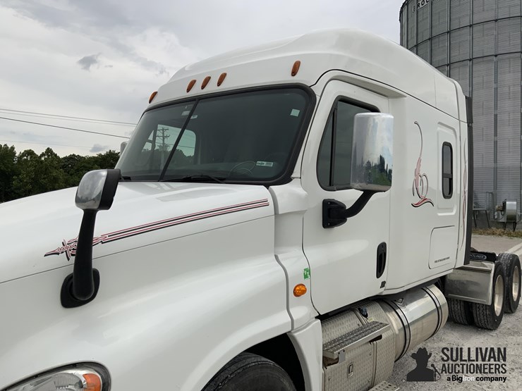 2018-freightliner-cascadia-125slp-t/a-6x4-sleeper-truck-tractor-image-9