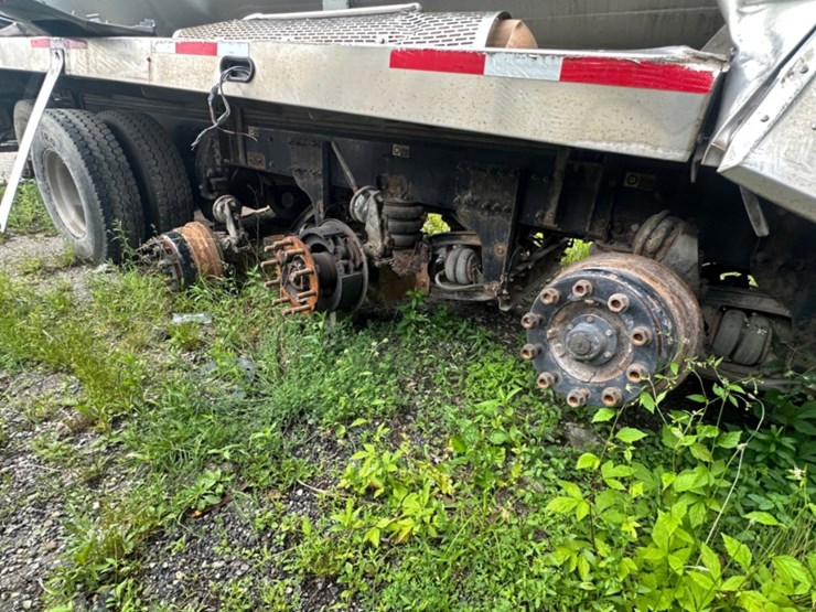 2019-peterbilt-567-image-3